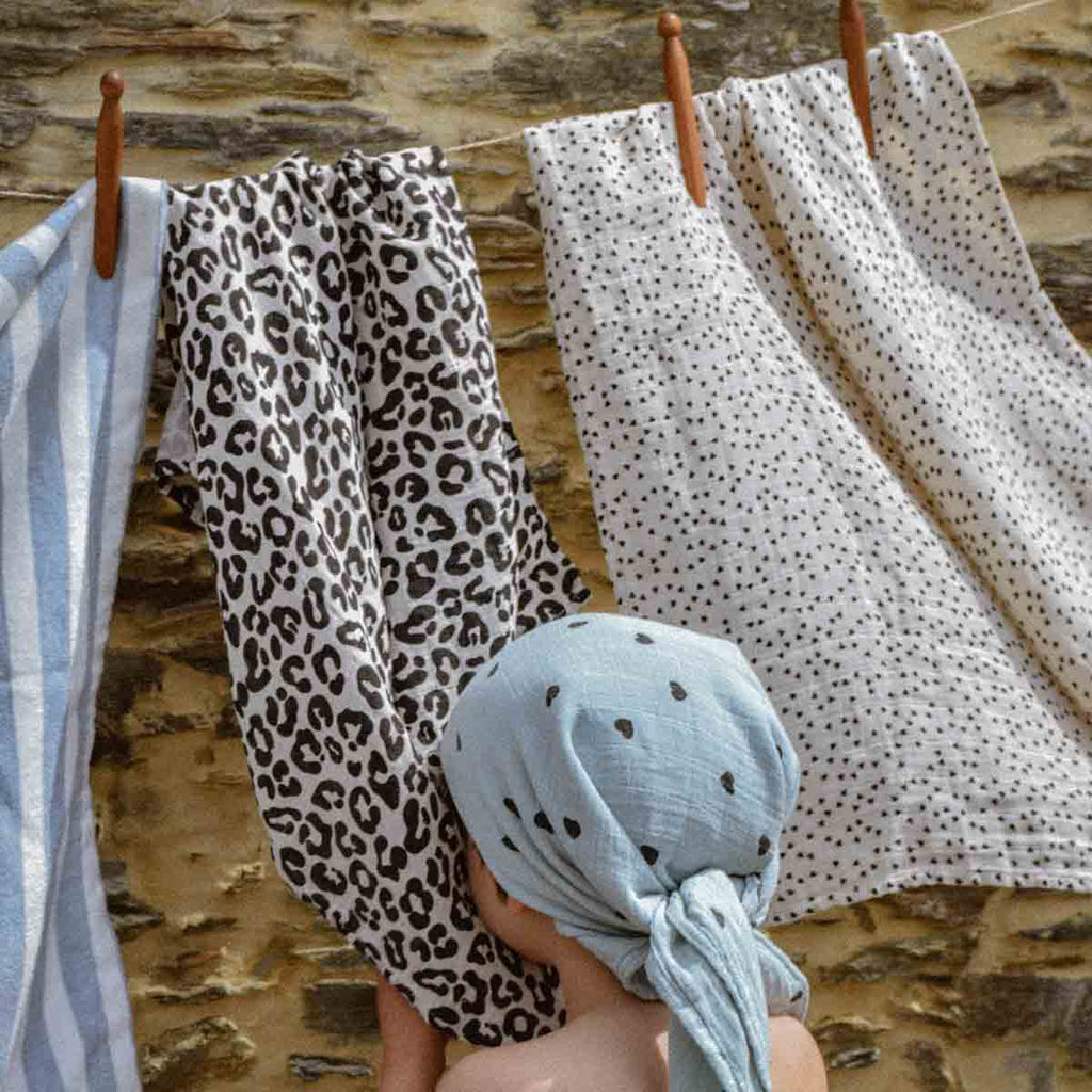 Rose in April - BIANCA SWADDLE HEART BLUE SPRAY