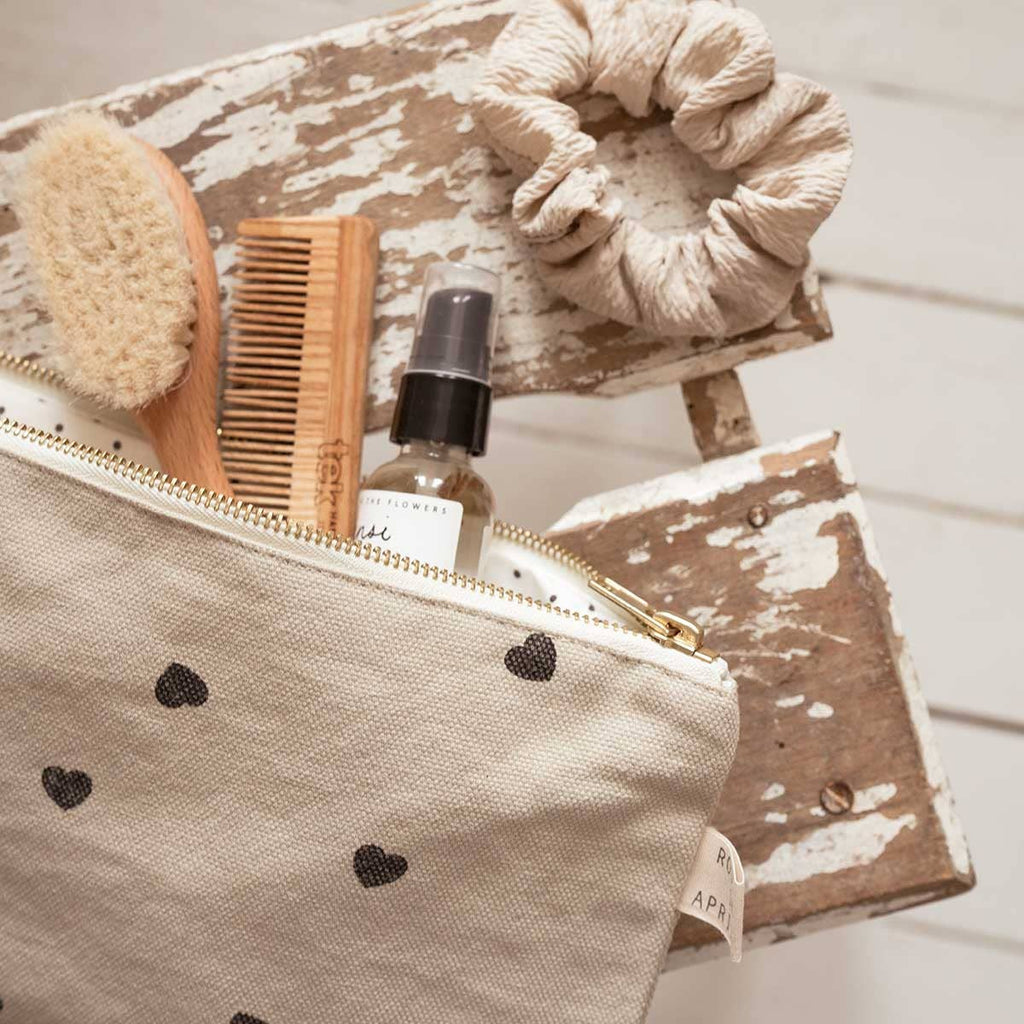 Rose in April - LILI FLAT POUCH HEART SAND