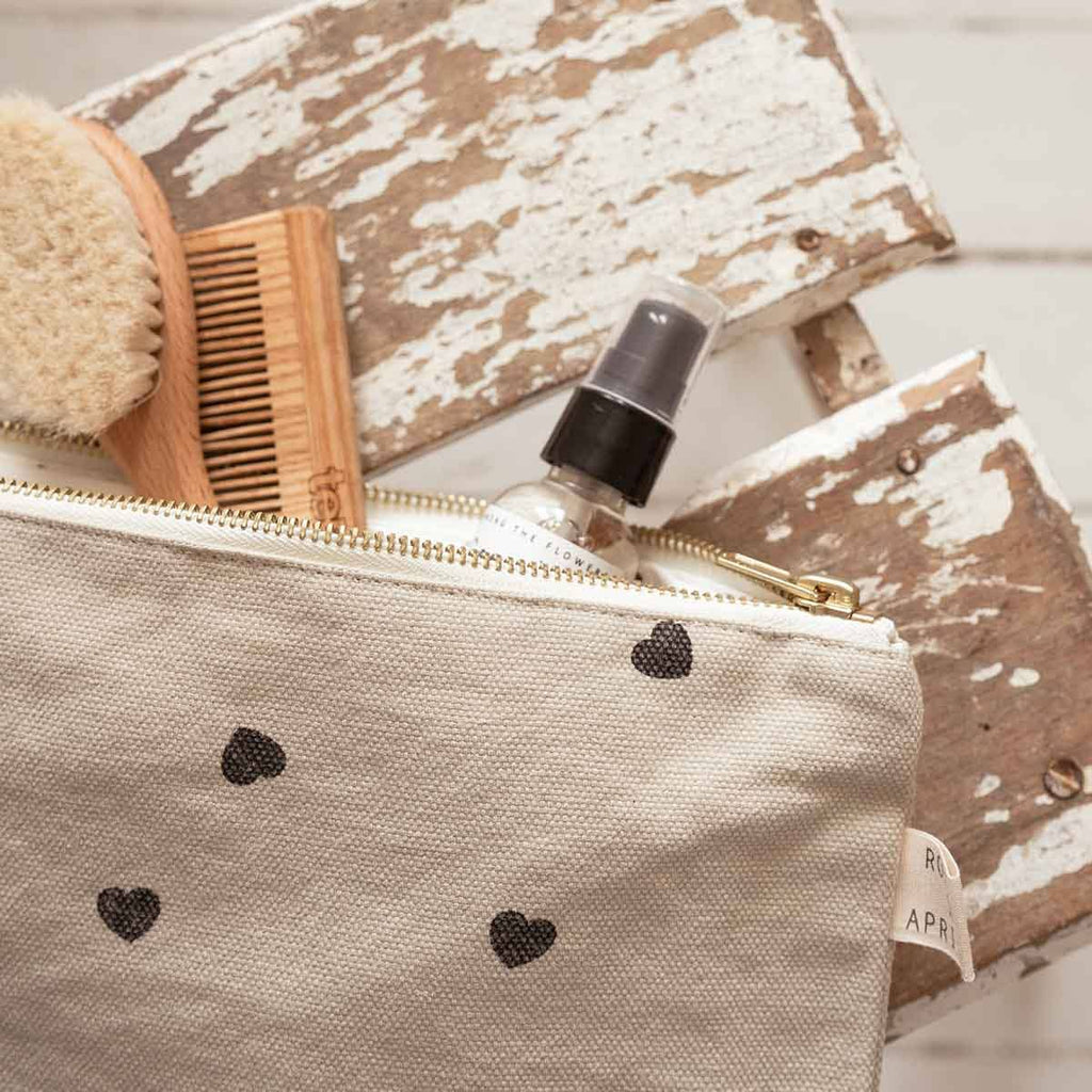 Rose in April - LILI FLAT POUCH HEART SAND