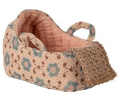 AW25 Maileg Carry Cot, Baby Mouse - Rose