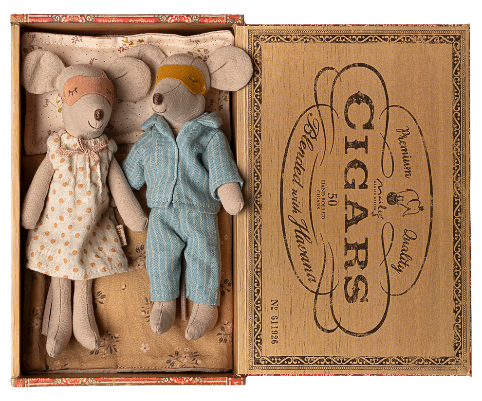 AW25-  Maileg Mum & Dad mice in cigarbox